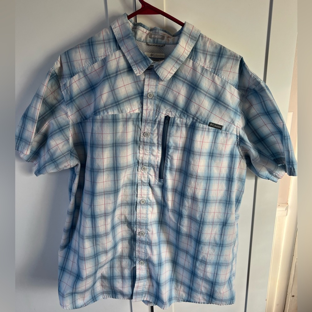 COLUMBIA XL PLAID BUTTON DOWN SHIRT. VERY COMFORTABLE AND LIGHTWEIGHT. SLIM FIT.